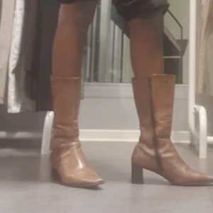 Super fin foradrat boots  - Fin åkta skin boots I mycket bra skick och passar till allt. Bootsen är användade några gänger och passar 38,,39.bild 2 är exakt fargel