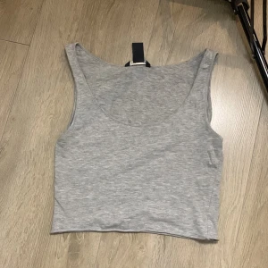 Topp h&m  - Fin topp ifrån H&M som jag klippt av själv!