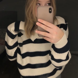 Randig stickad tröja - En super fin stickad tröja!😍I ny skick, säljer för rensar ut kläder och ska köpa nytt! Har inga fläckar eller fel!😍kom privat för mer info!💕