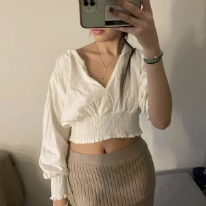 Topp! - Den här toppen är egentligen en klänning från zara som jag har klippt. Man ser att den är klippt i remmen men det ser ut som en detalj som ska va med på tröjan tycker jag. Den går enkelt att sy upp för att få bort ”detaljerna” pris diskuteras☺️💓