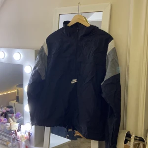 Nike vindjacka - Nike vindjacka. Så snygg men har tyvärr inte kommit till användning. Köpte på beyond retro för 350 om jag minns rätt.  Köparen står för frakten❤️‍🔥