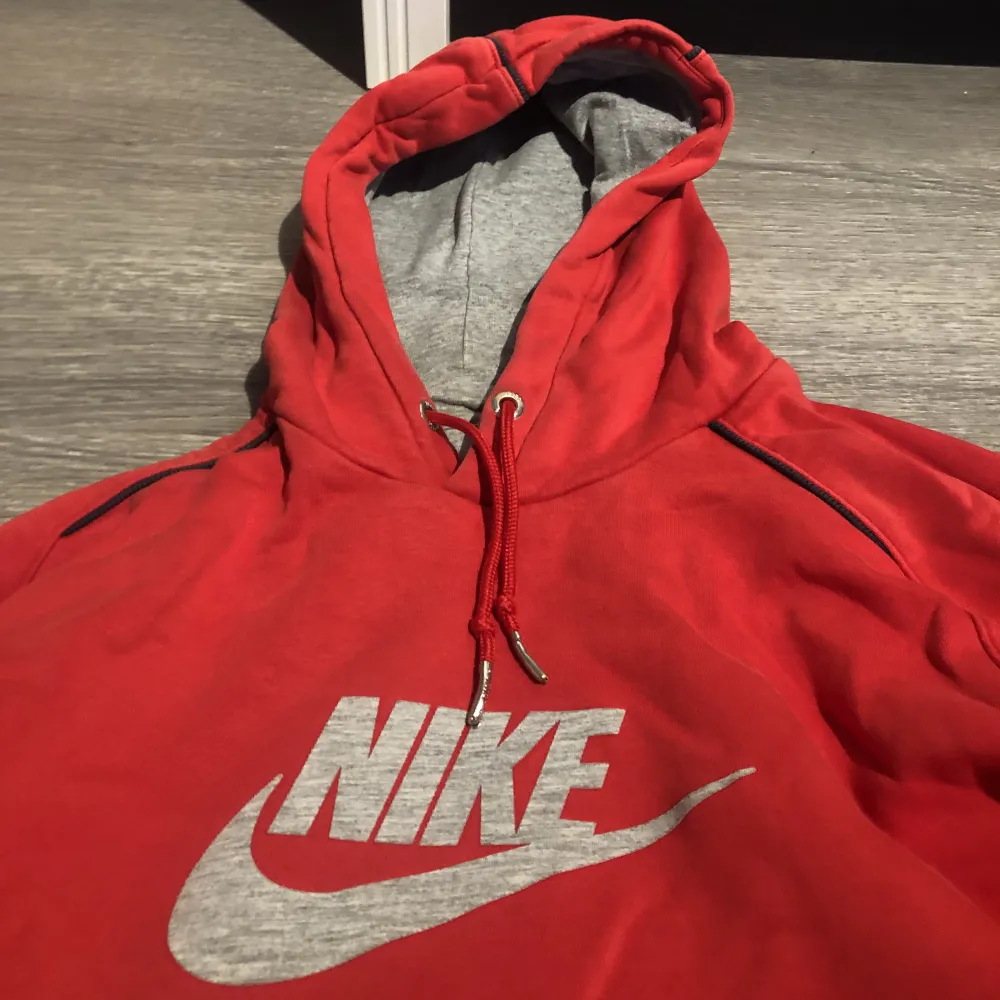 Fräsch Nike hoodie som Knapp har blivit använd. . Hoodies.