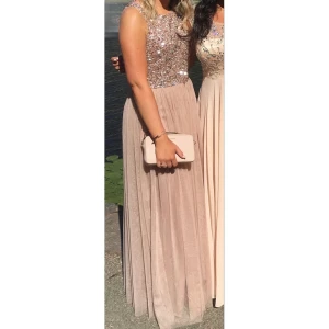 Balklänning (använd 1 gång) - Jättefin balklänning i puderrosa med paljetter längst upp och tyllkjol.  Endast använd 1 gång.