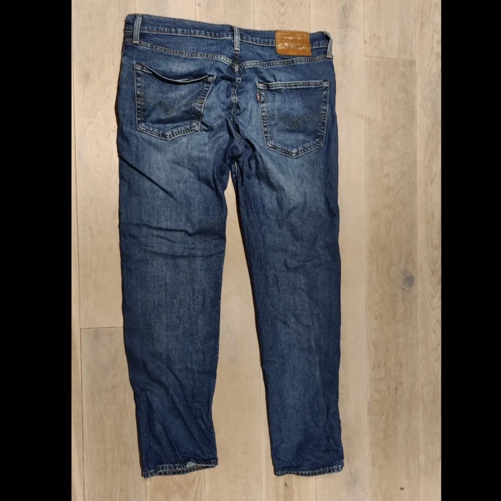 Använda Levi's 502 i klassisk blå tvätt. 502 modellen är inte lika rak som 501. . Jeans & Byxor.