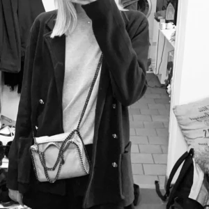 Stella väska - säljer en grå stella likande väska som jag har tröttnat på🙏🏽 i fint skick och verkligen super super lik!! Pris kan diskuteras 