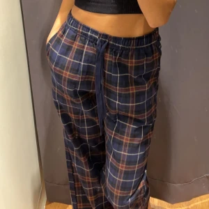 Pyjamasbyxor 🤍 - Skönaste pyjambsyxorna i rutigt, fint skick utan defekter! 🤍