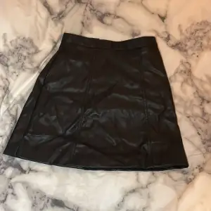 Säljer nu min fina fina svarta pennkjol i materialet skinn då den är för liten för mig!💞 kjolen är i storlek 32 och är i mycket fint skick!💞🫶 kjolen ser skrynklig ut men det kan fixas innan postning!💞💞🫶