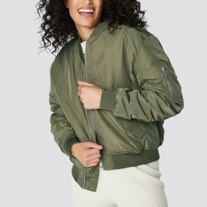 As cool bomberjacka - Så snygg grön jacka. Perfekta vårjackan. Bra skick. Säljer då den inte kommer till användning. Nypris 500kr. Pris kan diskuteras. OBS! Fraktpriset på plick stämmer inte. 