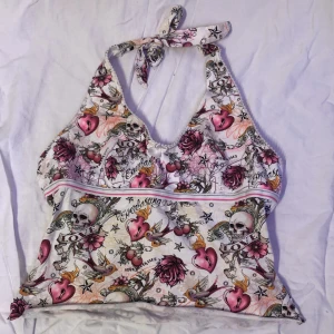 Halterneck Topp - Cool halterneck topp liknande Ed Hardy! Så bekväm och inbyggt stöd vid bysten♥️ Fraktpriset stämmer inte!