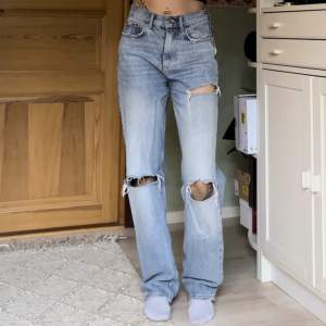 Blåa jeans från GinaTricot i modellen 90s high waist. Använda men i fint skick!