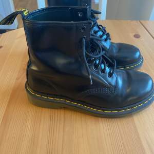 Säljer nu mina knappt använde dr martens, ny pris 2400 säljer mina för 800 storlek 39 dam