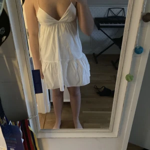 Klänning från zara - Säljer denna klänning då jag ej får användning för den. Endast använd en gång och har inga slitage osv. Köparen står för frakt. 