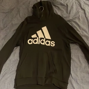 Adidas hoodie  - Svart adidas hoodie det är storlek L men passar som M