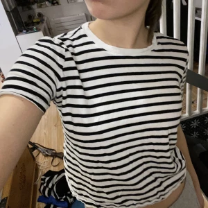 Randig tröja - Svart randig tröja från zara inga defekter och bra skick. Köparen står för frakt😊 om du köper båda tröjorna som finns i min profil så kostar det 90 istället för 100