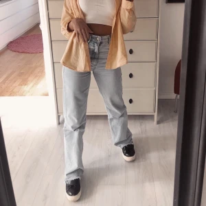 Jeans - Säljer dessa snygga jeansen från zara med hög midja. De är avklippta nertill då de var förlånga på mig men ingenting som ser fult ut, är 162 cm. Köparen står för frakten!🥰