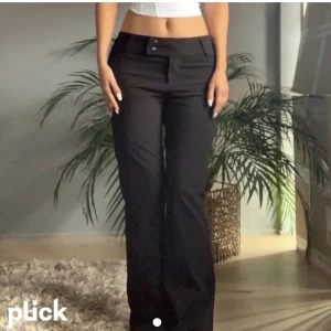 Kostymbyxor  - De populära lågmidjade kostymbyxorna från hm som tyvärr är för små för mig. Första bilden är lånad. Frakt tillkommer på 60 kr! Skriv vid frågor💕BUD = KÖP!