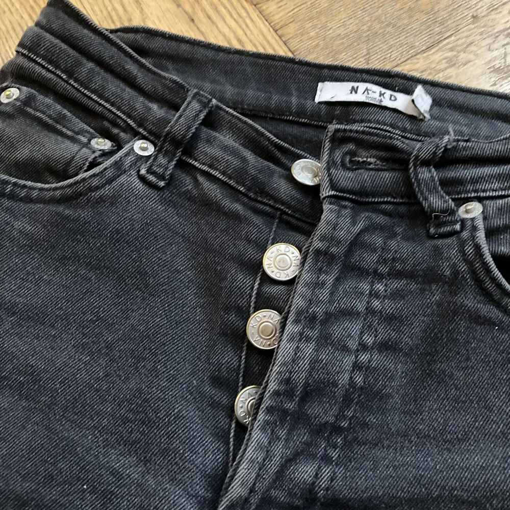 Högmidjade jeans med snygga knappar upp till. Bra skick.  Tajta vid låren och lite bredare ned till. . Jeans & Byxor.