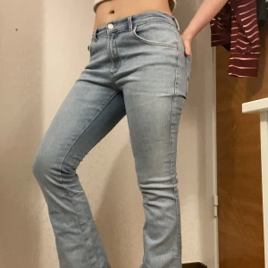 Bik bok Falred jeans  - Bik bok flared stretchiga jeans st L men är små i storleken jag skulle säga Storlek M.  Använda ett fåtal gånger men i gott skick.  