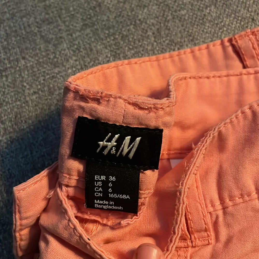 Somamrshorts ifrån H&M i storlek 36. Aldrig använts. Tunn och skönt material till sommaren. Shorts.