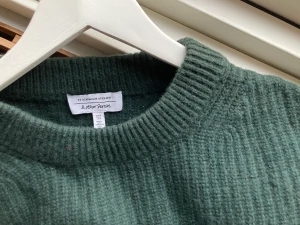 & Other stories - Stickad tröja - härlig chunky stickad tröja från & other stories, mörkgrön  använd men i gott skick, ett par noppror som går att tas bort