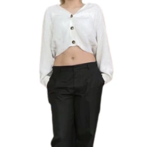 Stickad vit kofta - En stickad vit kofta från monki med bruna knappar, väldigt trendig och mysig.  Det står att den är storlek s men sitter ganska stort på mig som har m, så funkar både upp och ner i storlekarna beroende på hur man vill att den ska sitta. 