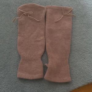 70 % ull hand, handled, arm värmare - Så fina handleds, hand, arm värmare. Ljus gammalrosa/pudrig rosa färg. Aldrig använda. 70% ull 13 % angora 17 % nylon 