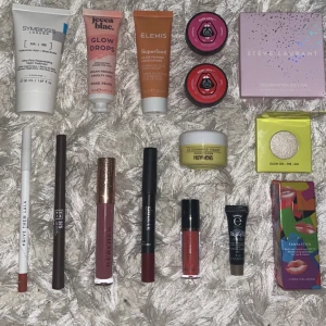 Smink och hudvård  - Säljer lite allt möjligt, allt är oanvänt✨priser finns på bild 2 och kan eventuellt diskuteras🥰Vid frågor eller bilder av en specifik produkt skriv till mig privat🤍Priser: 25-50kr