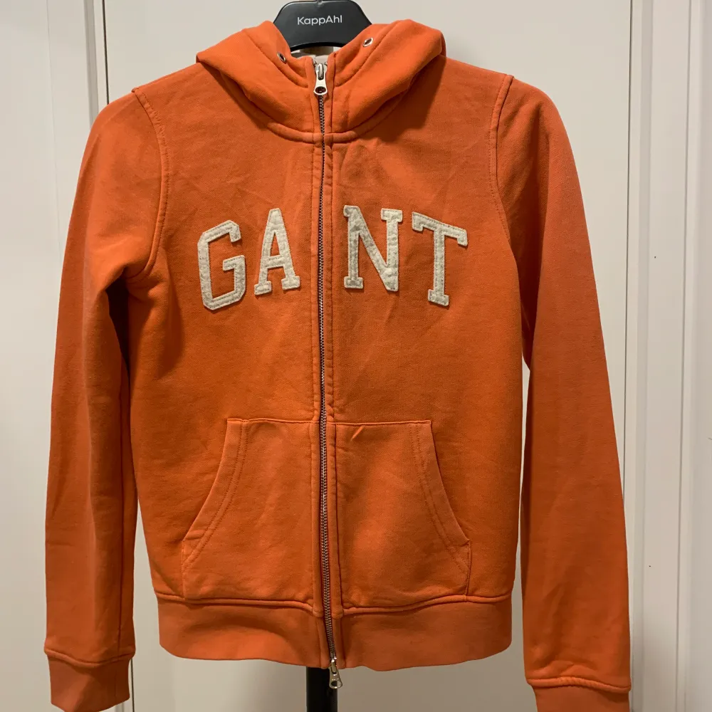 Gant luvtröja i färgen orange. Storlek XS passar även S. I använt skick. . Tröjor & Koftor.