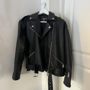 Skinnjacka missguided - Väldigt sällan använd!