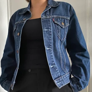Levis jeansjacka - En vintage Levis jeansjacka i fin mörk tvätt! Mycket bra skick! 