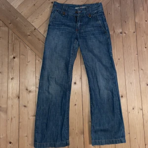 Only jeans  - Jättefina only jeans med röda detaljer 🫶🏻 säljer eftersom de var för stora för mig!  Frakt tillkommer 