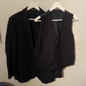 Kavaj och väst från Tiger of Sweden. - Fin kavaj och väst från Tiger of Sweden. Köpt second hand, jättefint skick.  Osäker på storlek.  (För referens när jag M-L och det sitter oversized på mig.) 