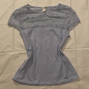 Söt spetströja - Säljer denna fina spetströjan från en gammal H&M kollektion<3 Den är i mycket bra skick, skriv privat för fler bilder💗