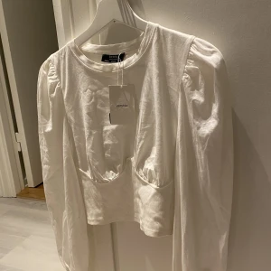 Korsett top  - Ny från Bershka aldrig använd. Storlek M. Nypris 19 euro. Mitt pris 100 kr, fraktas med spårbarhet som betalas av kunden eller kan mötas upp på Stigbergstorget. 