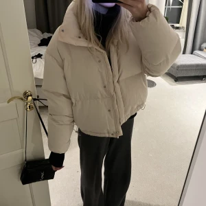 Jacka &other stories - Köpt förra vinter men bara använd 2ggr. Köpt för 1300 om jag inte minns fel🥰