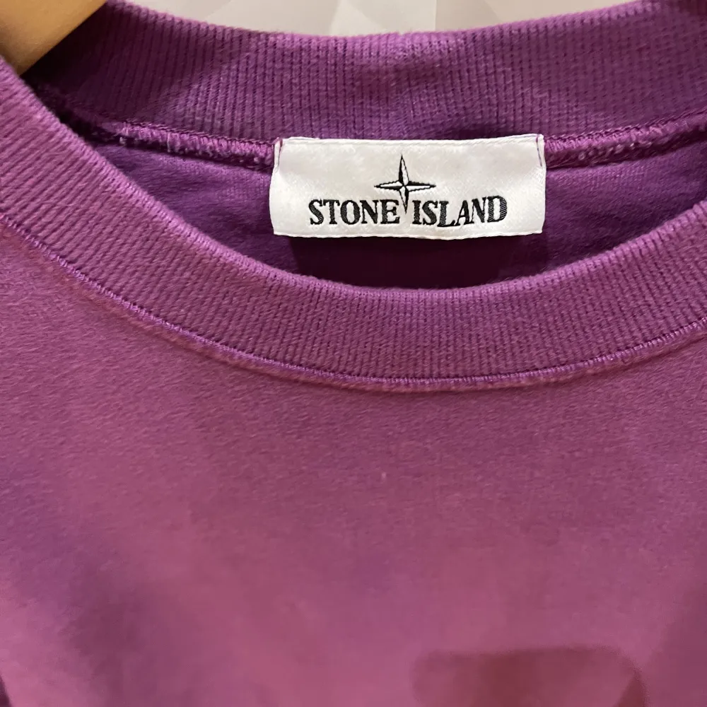 Hej! Säljer min Stone Island Sweatshirt då jag inte längre använder den. Tröjan är i storlek S och är köpt på NK i Göteborg. Tröjan är i väldigt bra skick och har använts ett fåtal gånger. Nypris 2199kr.. Tröjor & Koftor.