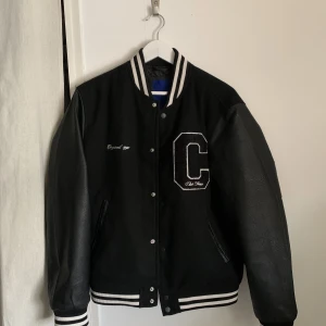 Varsityjacka - Varsityjacka från Jack&Jones  storlek S Nypris 1000kr