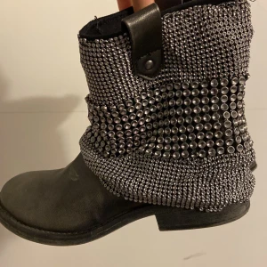 Boots/skor - Ett par skor i storlek 36 som jag inte kan använda längre pga att dom är försmå. Priset pga att dom är lite trasiga på själva ”pärlorna” men skon är i fint skick. Tvättas innan dom skickas 