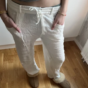 Linnebyxor - INTRESSEKOLL på dessa linnebyxor från Urban Outfitters som är köpta på Asos! Var dyra vid köp och är osäker på om jag vill sälja så accepterar därför endast bud över 900 kr 🤍