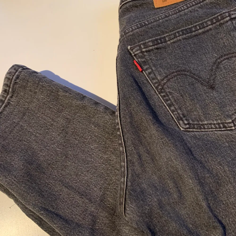 Mörkgrå Levis 501 jeans, W24 L30. Sparsamt använda. Frakt tillkommer 💖. Jeans & Byxor.