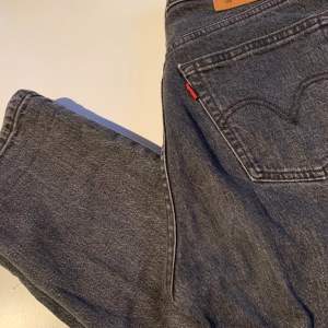 Mörkgrå Levis 501 jeans, W24 L30. Sparsamt använda. Frakt tillkommer 💖