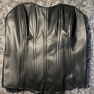 Skinnkorsett  - Skinnkorsett topp från Nakd i nytt skick (prislappen sitter kvar), i storlek 34. 