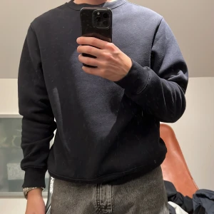 Sweatshirt  - Mörkblå sweatshirt från mango. Använd 1 gång. Bra skick utan fläckar. 