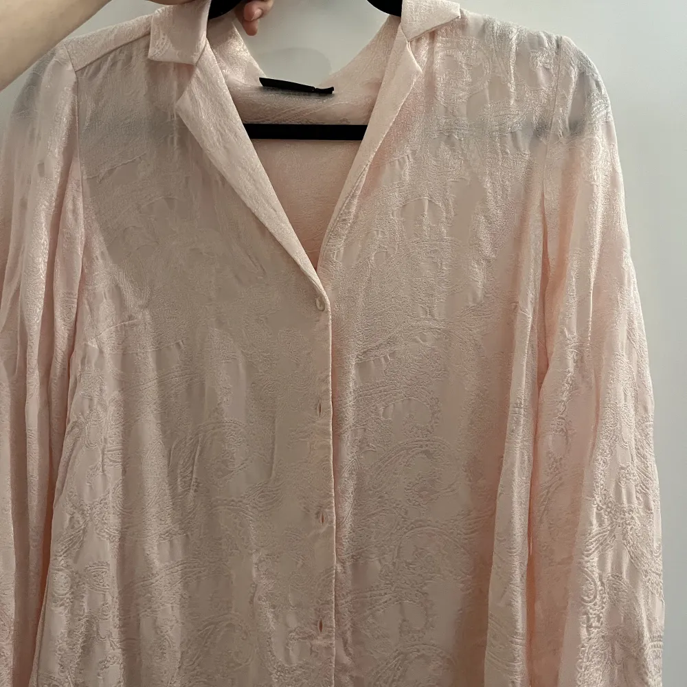 Snygg och silkig blus med detaljer (2 bild), passar S/M. Säljer pga det inte kommer till användning. . Blusar.