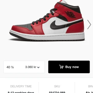 Jordans,Chicago toe - Har ett par Jordans Chicago toe (mid) i superfint skick eftersom de endast har blivit använda ca 10 gånger vilket innebär ytters lite märken och creasing. Originalpriset för dessa är 3060kr. Pris kan absolut diskuteras!❤️‍🔥