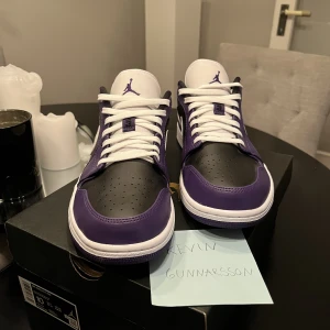 Jordan 1 low ”Court Purple” - Deadstock  (Storlek 44) Frågor Hmu!