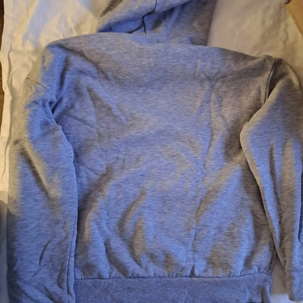 Fin grå hoodie jag köpt i på primark i England för 3 år sen. Knappt använd så bra skick. Köparen står för frakt!💗. Hoodies.