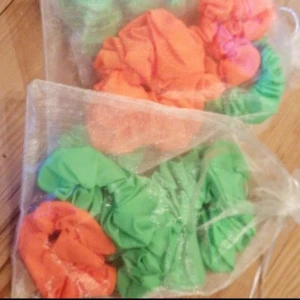 Egentillverkade scrunchies  - Egentillverkade scrunchies som är gjorda av reflextyg. Finns i färgerna orange, grå och grön i två storlekar.  4 st i två påsar och 5 st i en, säljer dom då i påsar o inte styckvis. 100 kr/påse