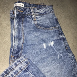 Zara jeans  - Nästan nya, storlek 38 men det är som en 36 på grund av zara byxor är småa 