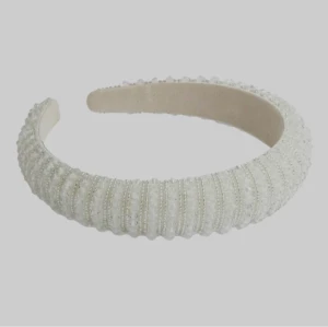 Diadem - Jag säljer mitt diadem som inte kommer till användning. Det är testat på mig 1 gång då det inte riktigt var min stil. Priset kan också diskuteras och bilder vid intresse 💗 Det är i jättefint skick och nyskick dessutom❤️